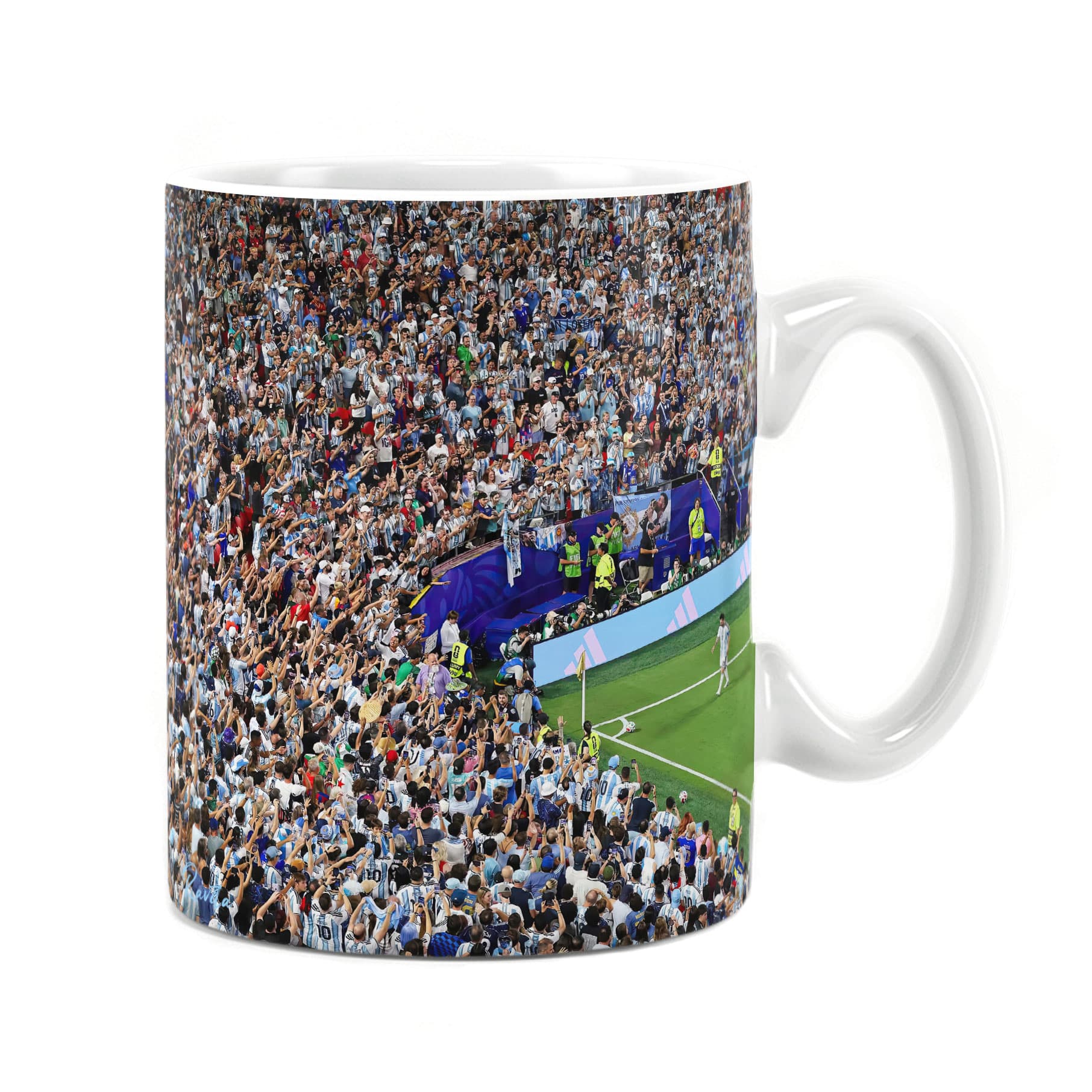 ماگ راویتا طرح مسی و تماشاگران – Messi کد 3885 — تصویر ۴