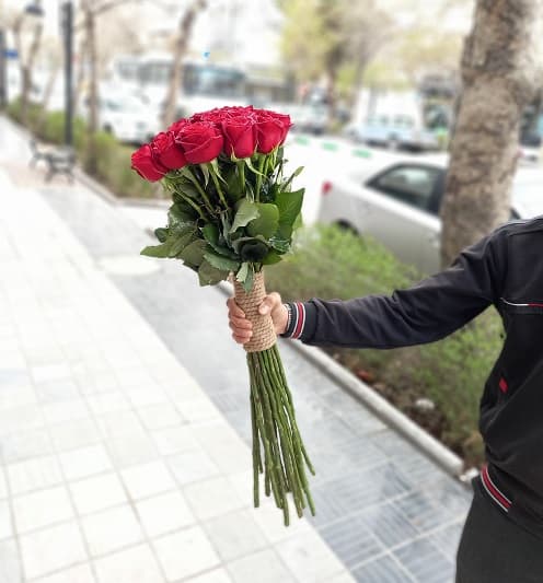 دسته گل طبیعی تبریک 15 شاخه تزئین کنف کد 0017
