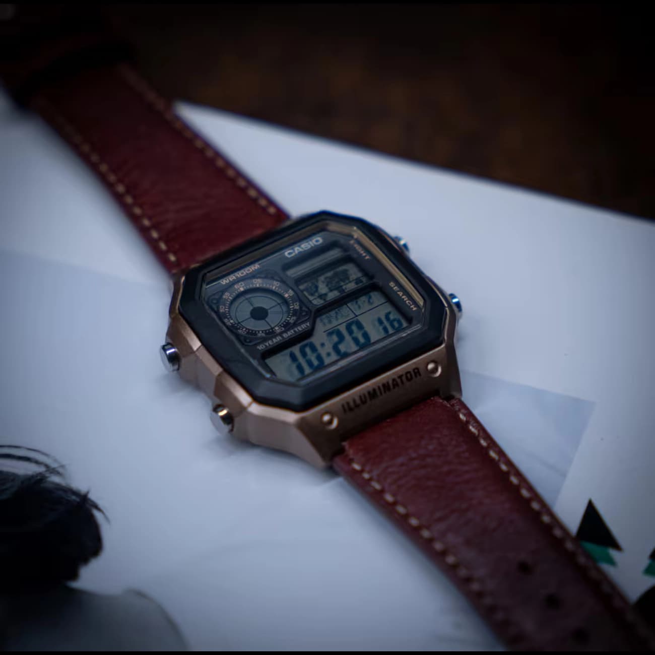 ساعت مچی دیجیتال کاسیو CASIO مدل AE-1200WHL-5AV یونیسکس با بند چرمی — تصویر ۷