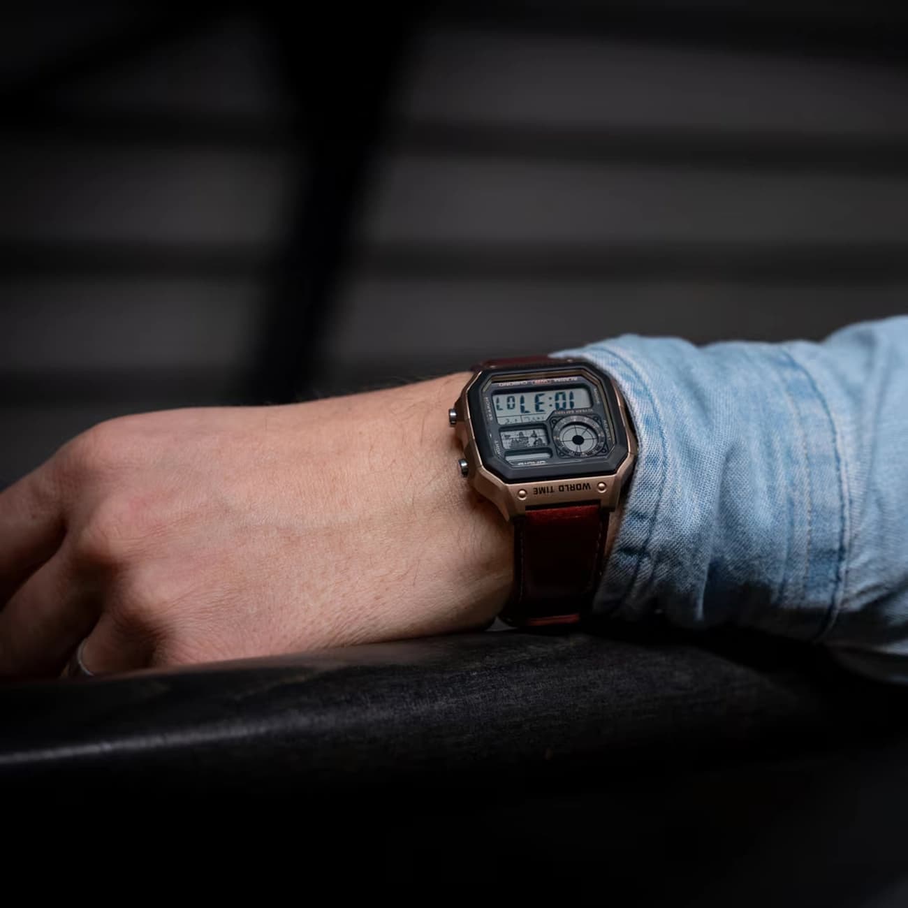 ساعت مچی دیجیتال کاسیو CASIO مدل AE-1200WHL-5AV یونیسکس با بند چرمی — تصویر ۶