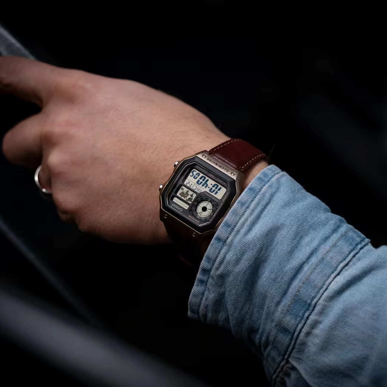 ساعت مچی دیجیتال کاسیو CASIO مدل AE-1200WHL-5AV یونیسکس با بند چرمی — تصویر ۳
