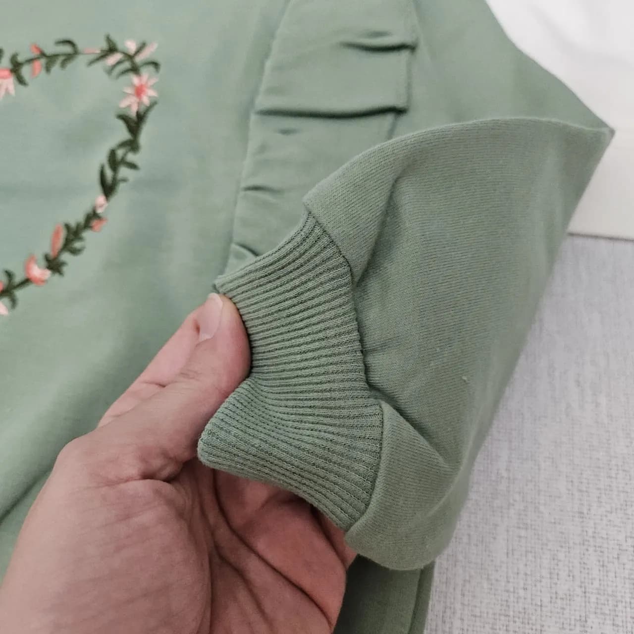 بلوز دخترانه عیدانه گلدوزی دورس پنبه 2 تا 8 سال — تصویر ۷
