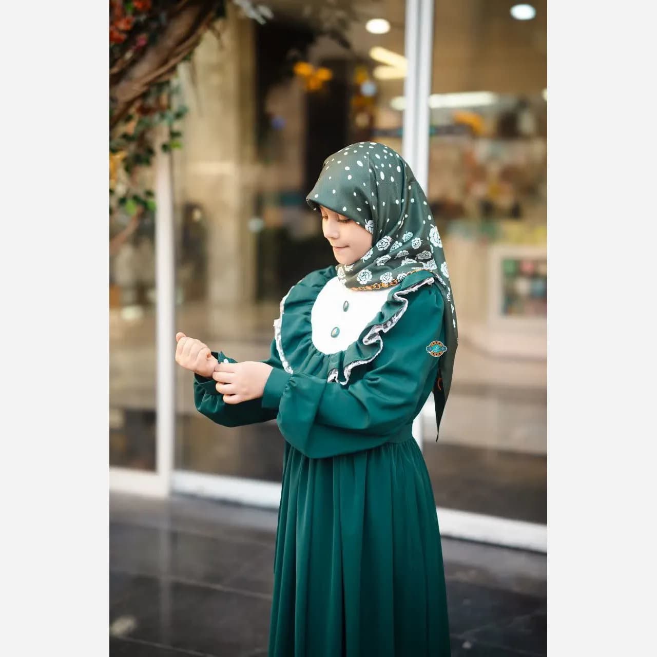 عبا دخترانه مدل یگانه جنس کرپ الیزه با تزئین دانتل و جیب کاربردی — تصویر ۶