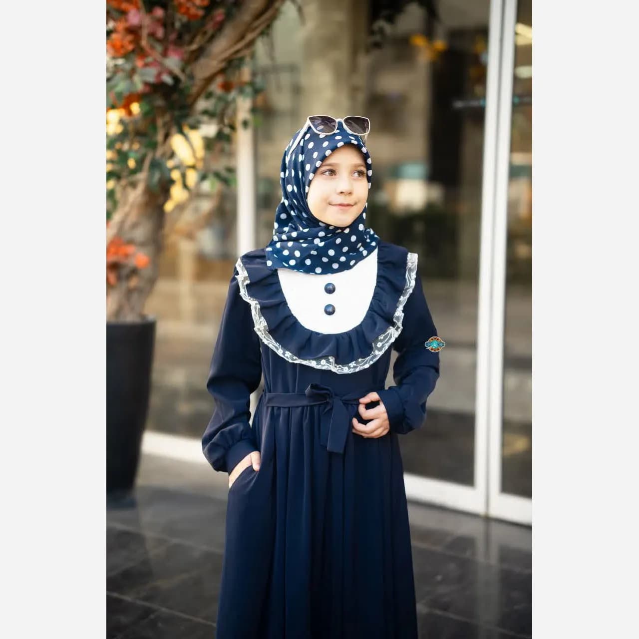 عبا دخترانه مدل یگانه جنس کرپ الیزه با تزئین دانتل و جیب کاربردی — تصویر ۳