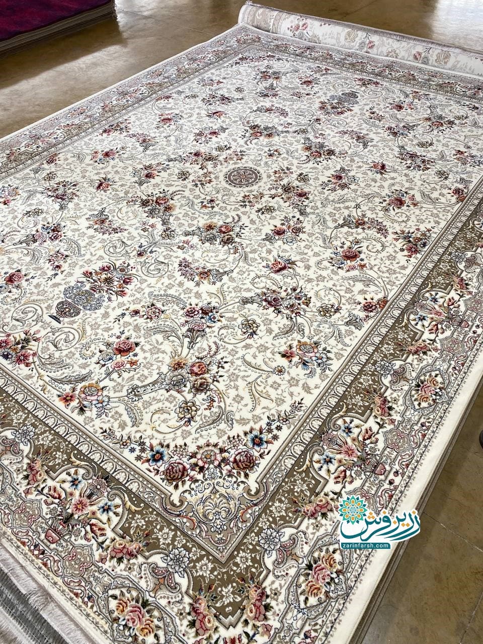 فرش خاطره کرم 700 شانه – تمام نخ اکریلیک — تصویر ۳
