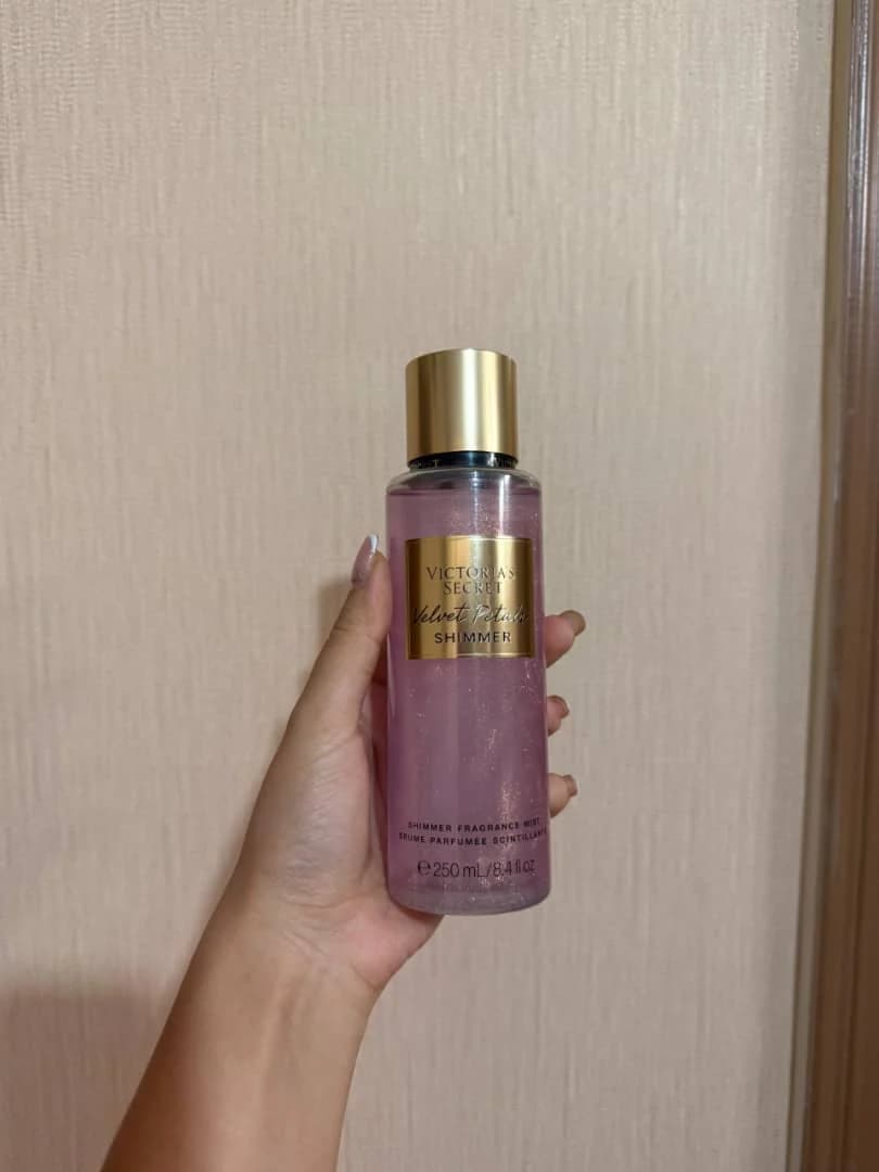 بادی اسپلش ولوت پتالز شاین ویکتوریا سکرت Victoria’s Secret Velvet Petals Shimmer Body Splash — تصویر ۴