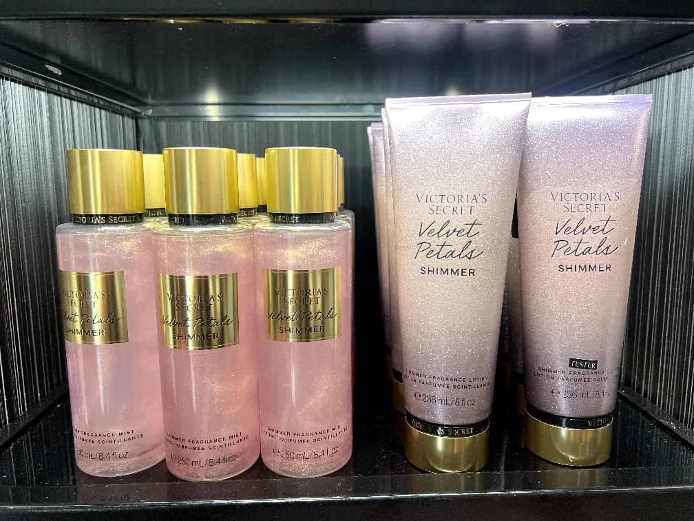 بادی اسپلش ولوت پتالز شاین ویکتوریا سکرت Victoria’s Secret Velvet Petals Shimmer Body Splash — تصویر ۳