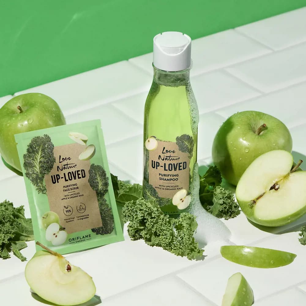 شامپو تصفیه‌کننده لاونیچر با عصاره سیب و کلم پیچ ارگانیک Love Nature Up-Loved Purifying Shampoo with Upcycled Apple & Organic Kale — تصویر ۷