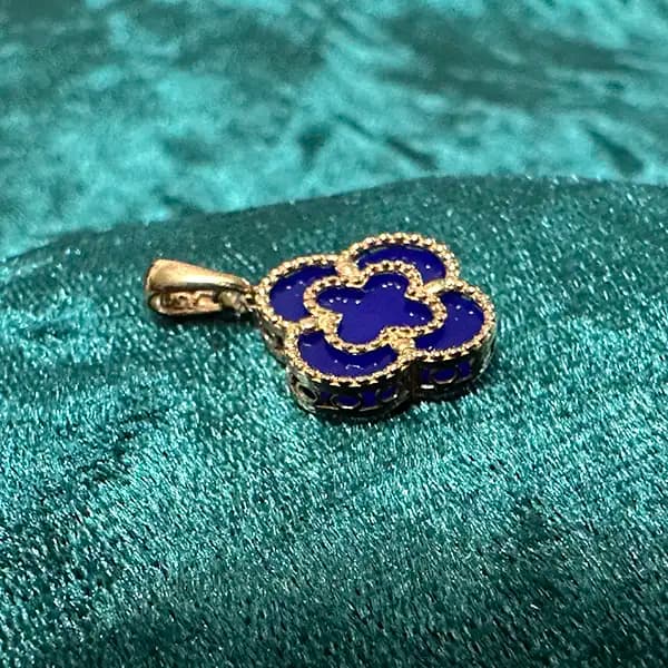 پلاک آویز طلا 18 عیار سوزیانا مدل گل آبی کد 5 — تصویر ۵