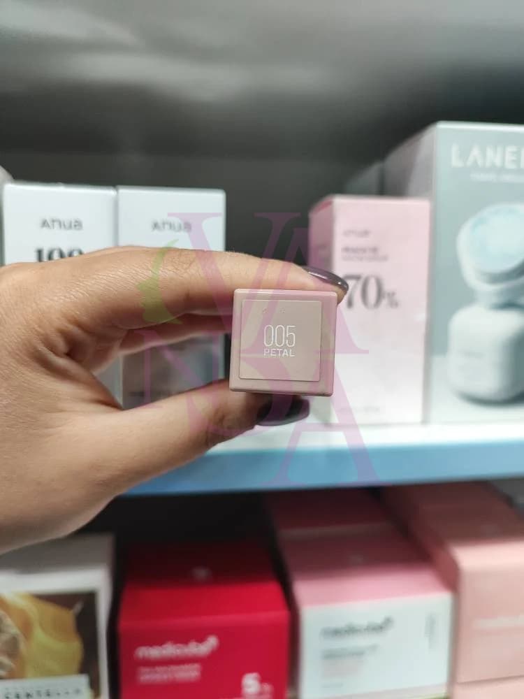 لیپ گلاس میبلین Lifter Gloss حاوی هیالورونیک اسید — تصویر ۸