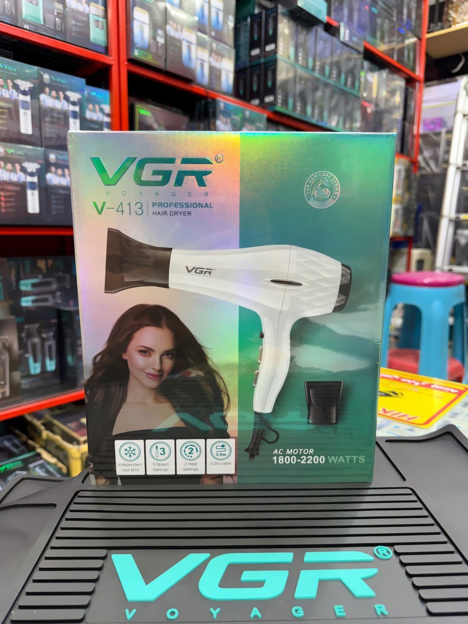 سشوار حرفه ای وی جی آر مدل V-413 با باد سرد و متمرکزکننده — تصویر ۴