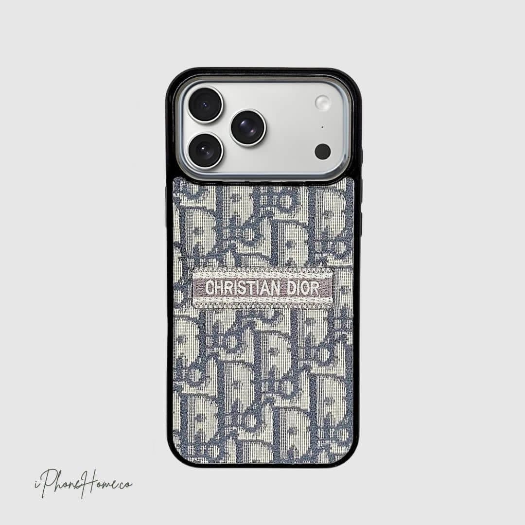قاب The Dior پارچه ای طوسی مناسب iPhone 17 Pro — تصویر ۴