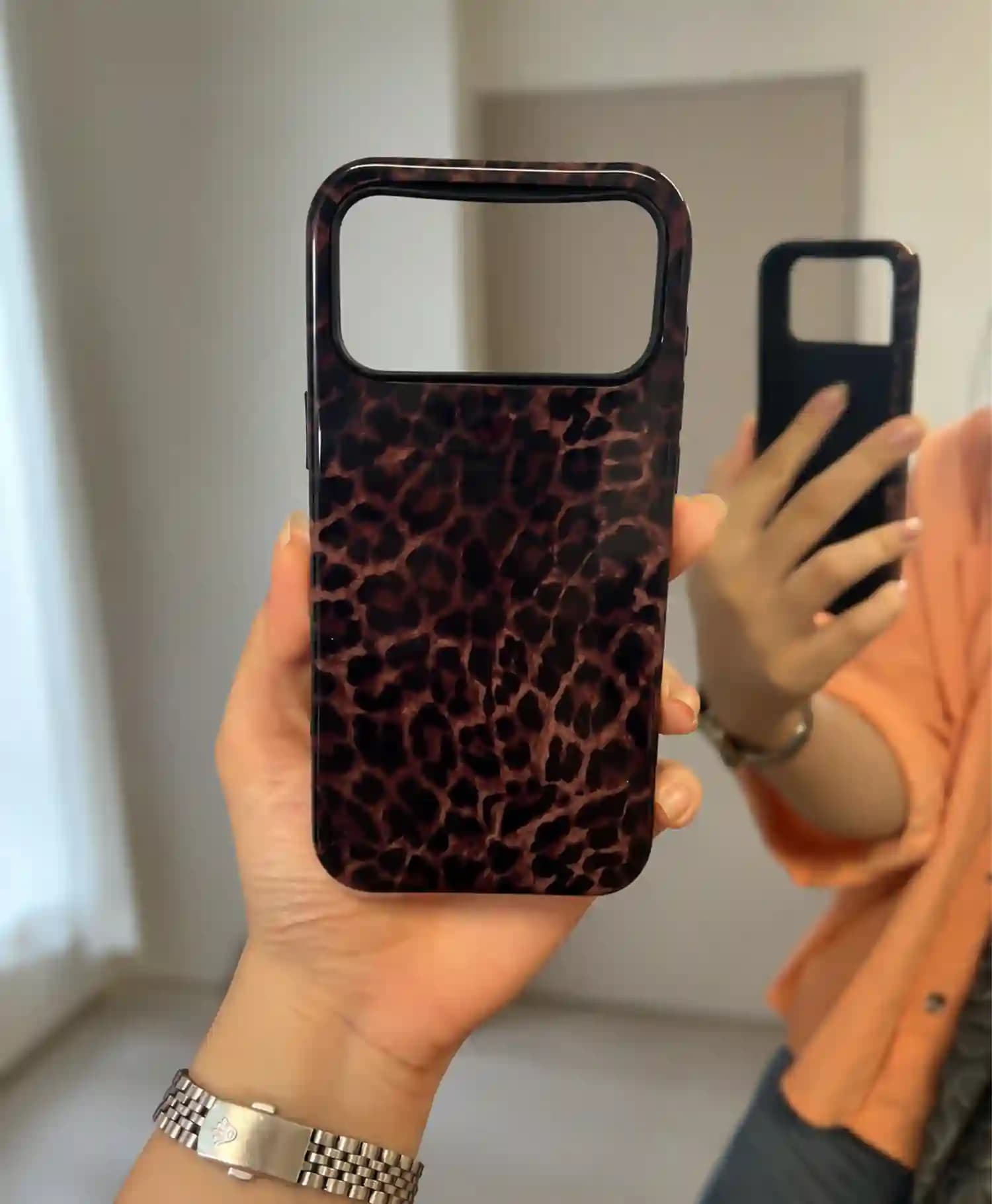 قاب براق طرح پلنگی گوشی موبایل Iphone 17 Pro Max — تصویر ۳