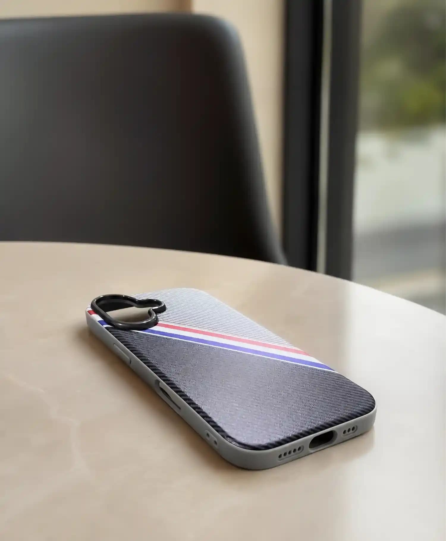 قاب کربنی وینتیج مدل Stylish گوشی موبایل Iphone 17 — تصویر ۳