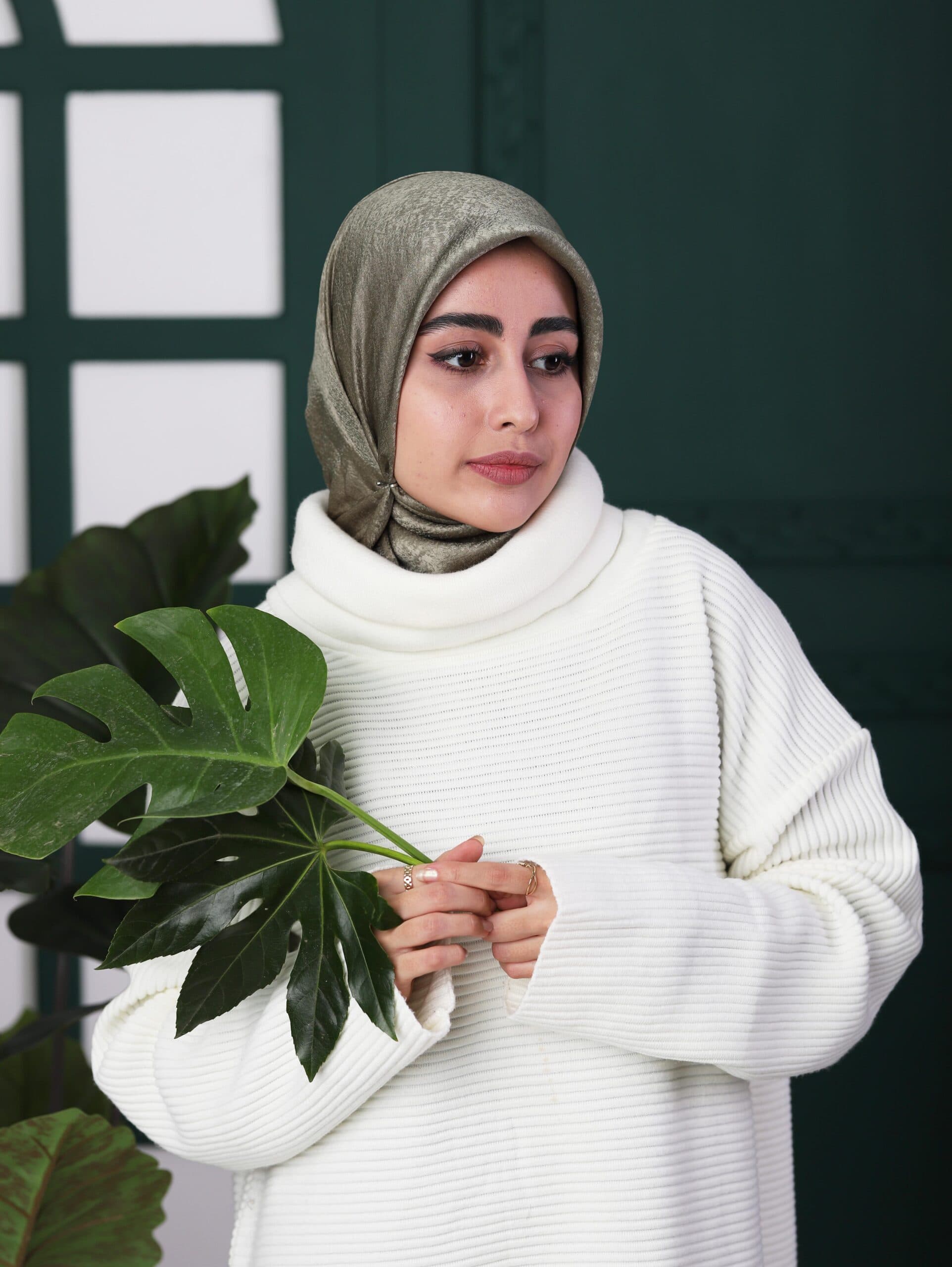 روسری ساتن ابریشم سبز سدری — تصویر ۵