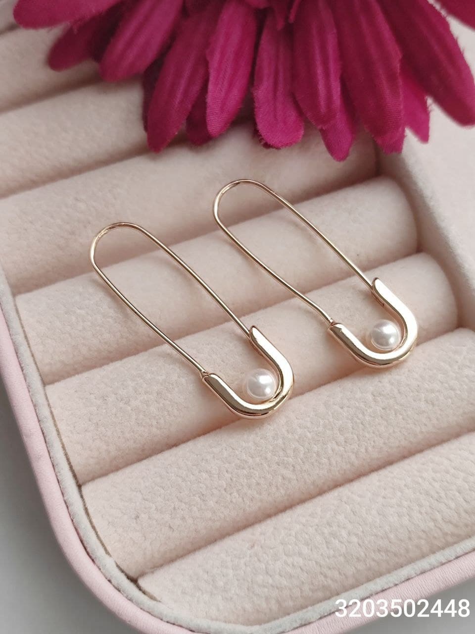 گوشواره حلقه ای طرح سنجاق مروارید دار مارک ژوپینگ کیفیت عالی رنگ ثابت کد 1616600 — تصویر ۲