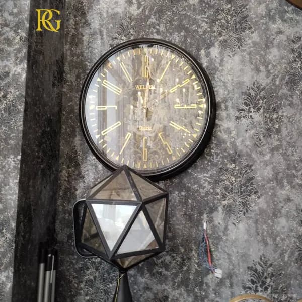 ساعت دیواری طرح دار مشکی قطر50 — تصویر ۵