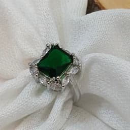انگشتر زنانه طرح نقره نگین سبز دور نگین خاص و شیک درجه یک یک — تصویر ۲