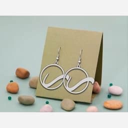 گوشواره نقره طرح حرف ر داخل کادر دایره — تصویر ۲
