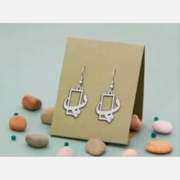 گوشواره نقره طرح حرف پ داخل مستطیل — تصویر ۲