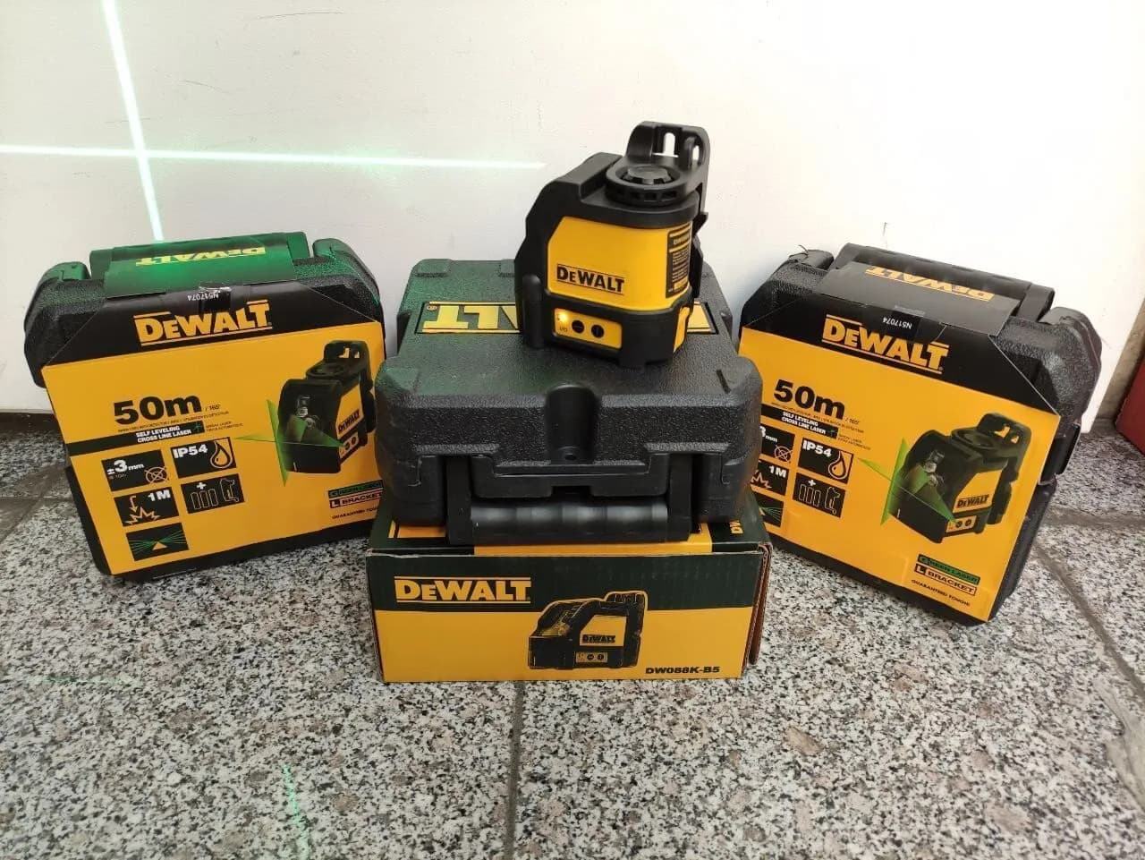 تراز لیزری دیوالت دوخط نور سبز های کپی DEWALT مدل DW088K-B5 — تصویر ۳