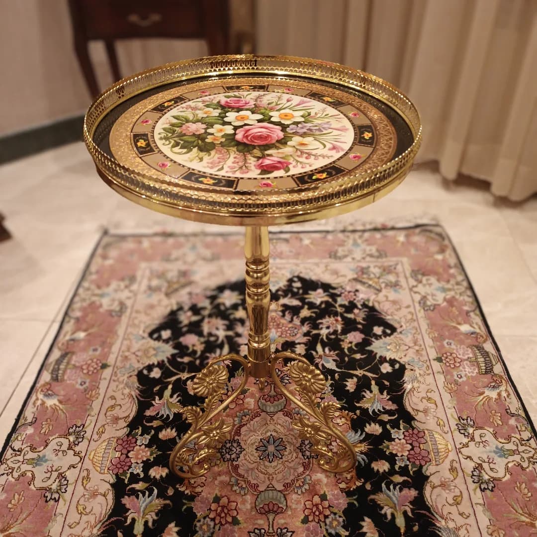 میز کنار سالنی تک پایه ورق طلا – قطر ۳۸ سانت طرح گل — تصویر ۹