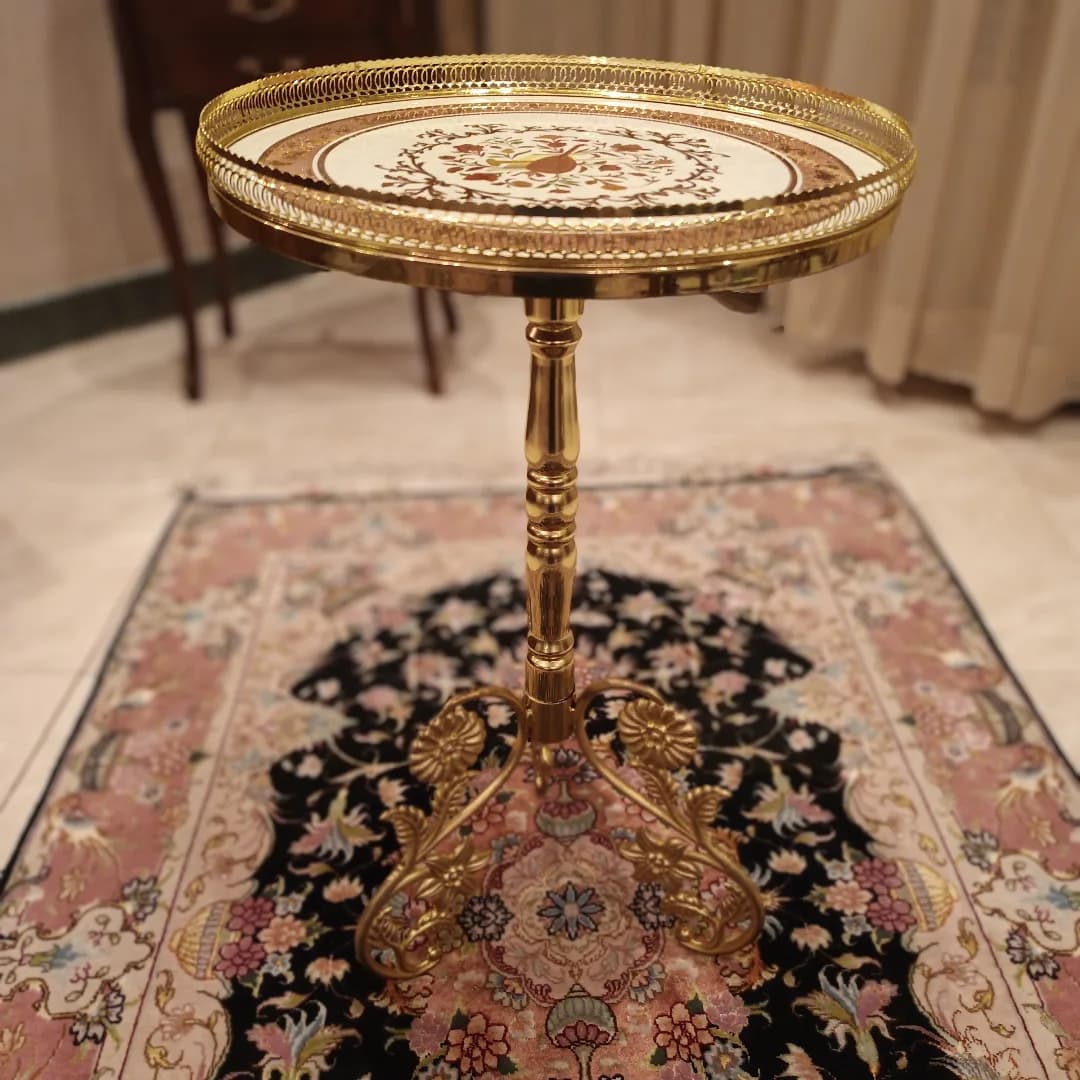 میز کنار سالنی تک پایه ورق طلا – قطر ۳۸ سانت — تصویر ۹