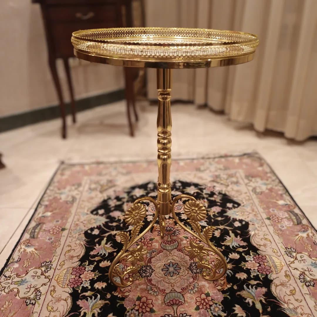 میز کنار سالنی تک پایه ورق طلا – قطر ۳۸ سانت — تصویر ۱۱