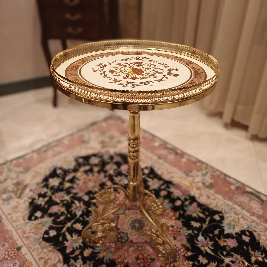 میز کنار سالنی تک پایه ورق طلا – قطر ۳۸ سانت — تصویر ۱۰