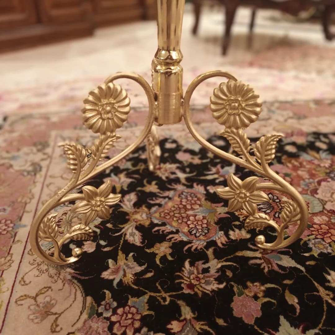 میز کنار سالنی تک پایه ورق طلا – قطر ۳۸ سانت — تصویر ۸