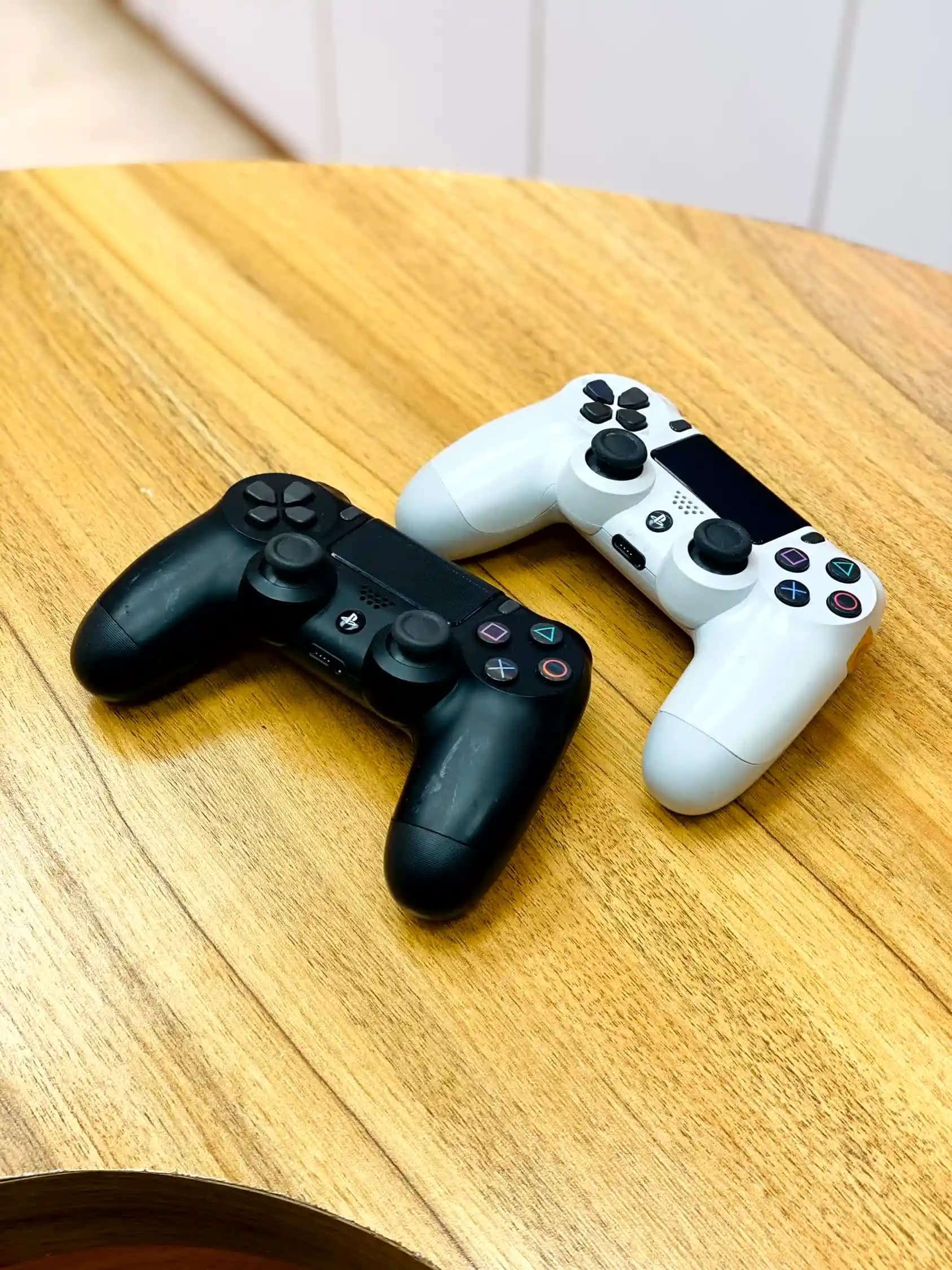 دسته بازی Ps4 اورجینال استوک | مشکی و سفید — تصویر ۱۰