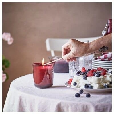 شمع معطر شیشه‌ای ایکیا STORTSKON قرمز/ رایحه توت/ سوخت 50 ساعته — تصویر ۱۰