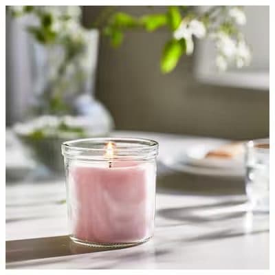 شمع معطر شیشه‌ای ایکیا LUGNARE صورتی/ رایحه یاس/ سوخت 40 ساعته — تصویر ۱۱
