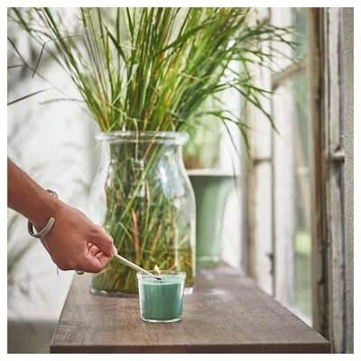 شمع معطر شیشه‌ای ایکیا HEDERSAM سبز/ رایحه چمن تازه/ سوخت 20 ساعته — تصویر ۲