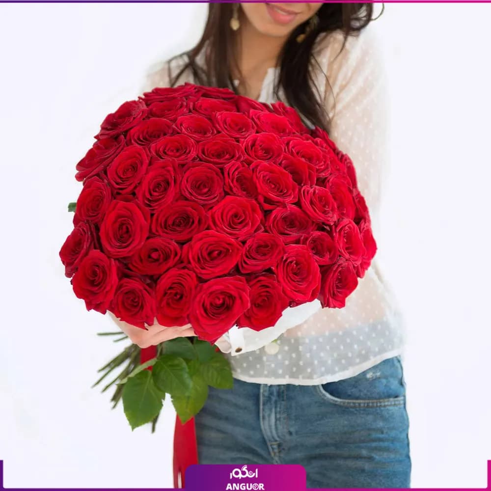 دسته گل رز قرمز 50 شاخه همراه با گلدان شیشه ای — تصویر ۲