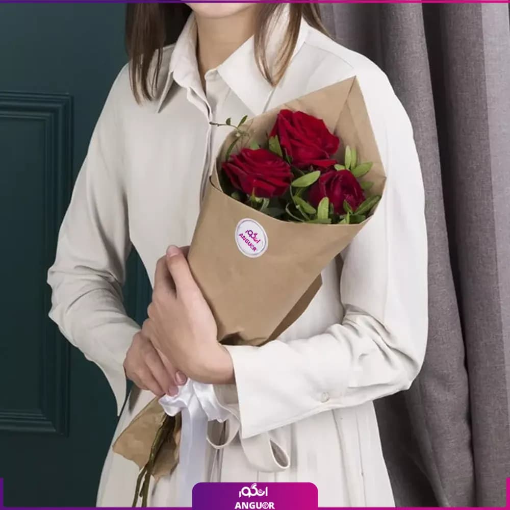 دسته گل رز قرمز 3 شاخه با کاغذ — تصویر ۲