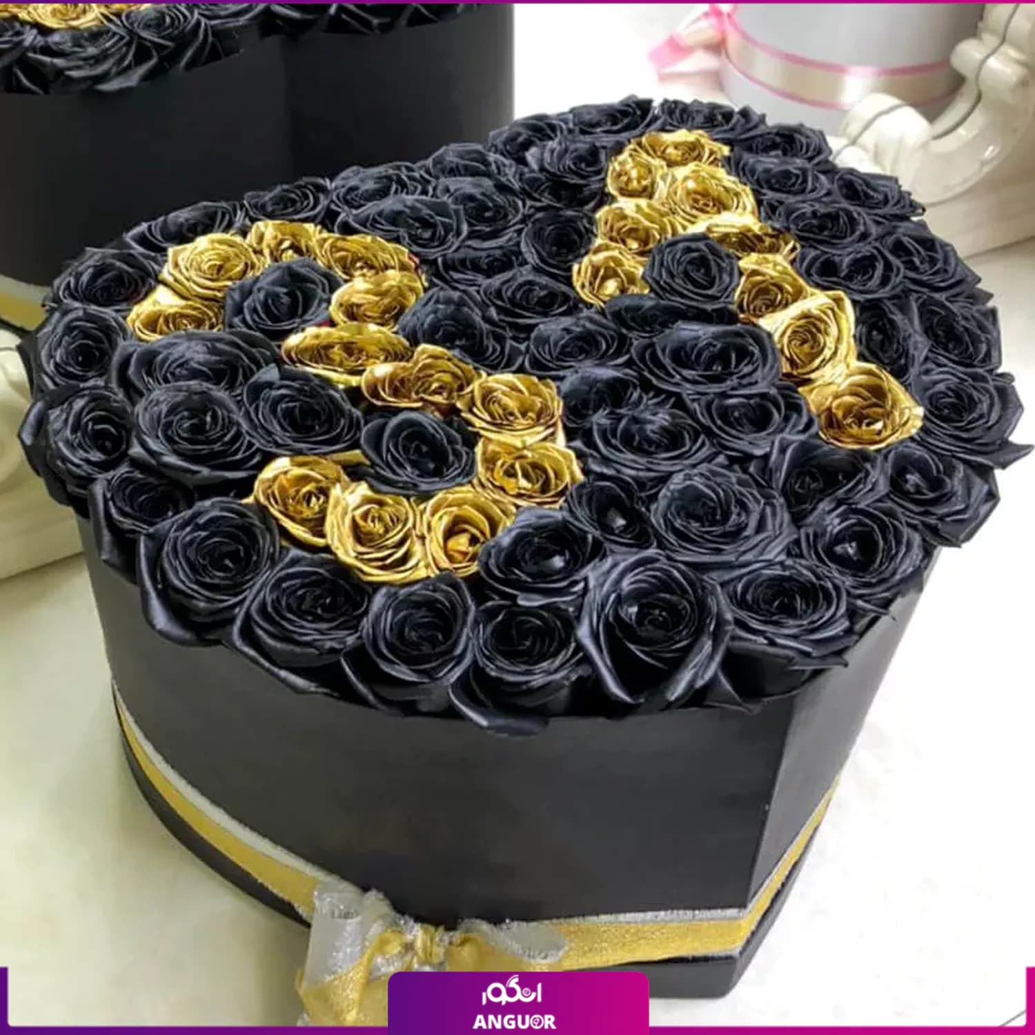 باکس گل رز قلب مشکی-طلایی عدد 31 — تصویر ۲