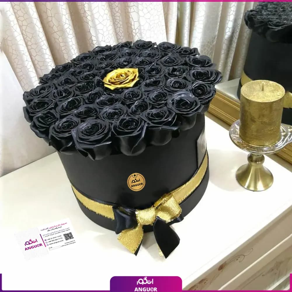 باکس گل رز مشکی 50 شاخه با تک گل طلایی