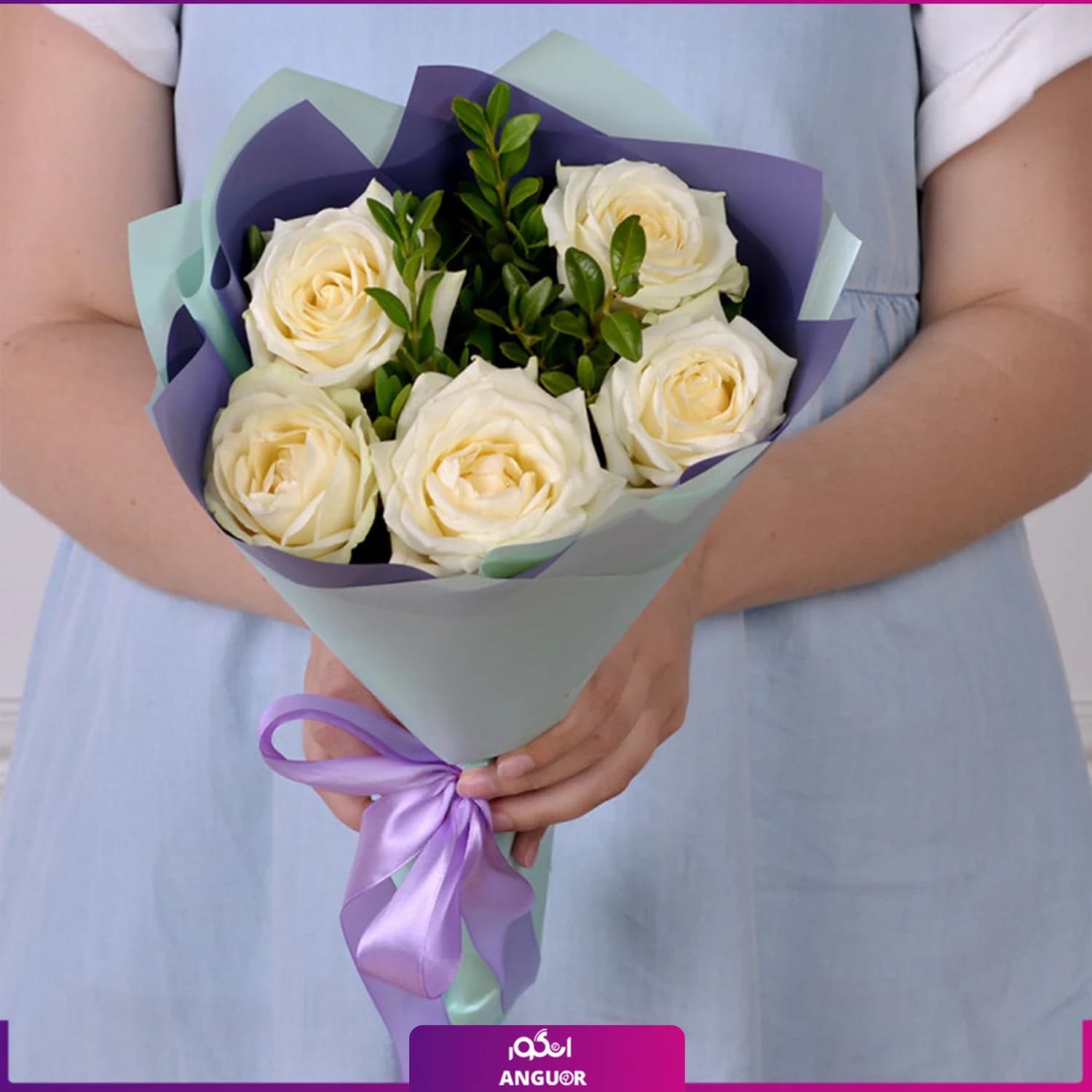 دسته گل رز سفید 5 شاخه 40 سانتی