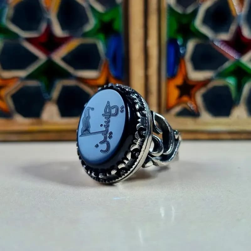 انگشتر مردانه آلیاژ نقره روس سنگ عقیق مشکی طرح یا حسین — تصویر ۴