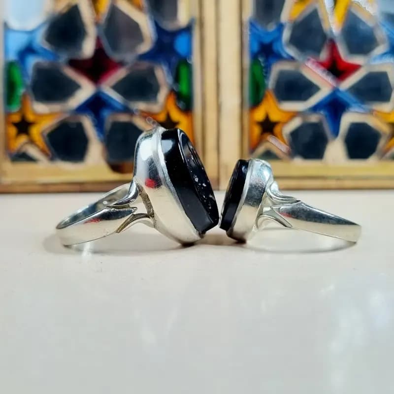 ست انگشتر مردانه و زنانه آلیاژ نقره روس با نگین عقیق مشکی حکاکی حسین ع — تصویر ۶