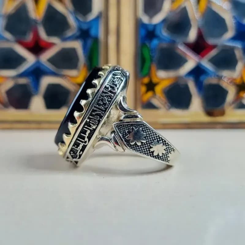 انگشتر نقره روس عقیق مردانه با حکاکی گنبد و نام امام حسین ع رنگ ثابت — تصویر ۲