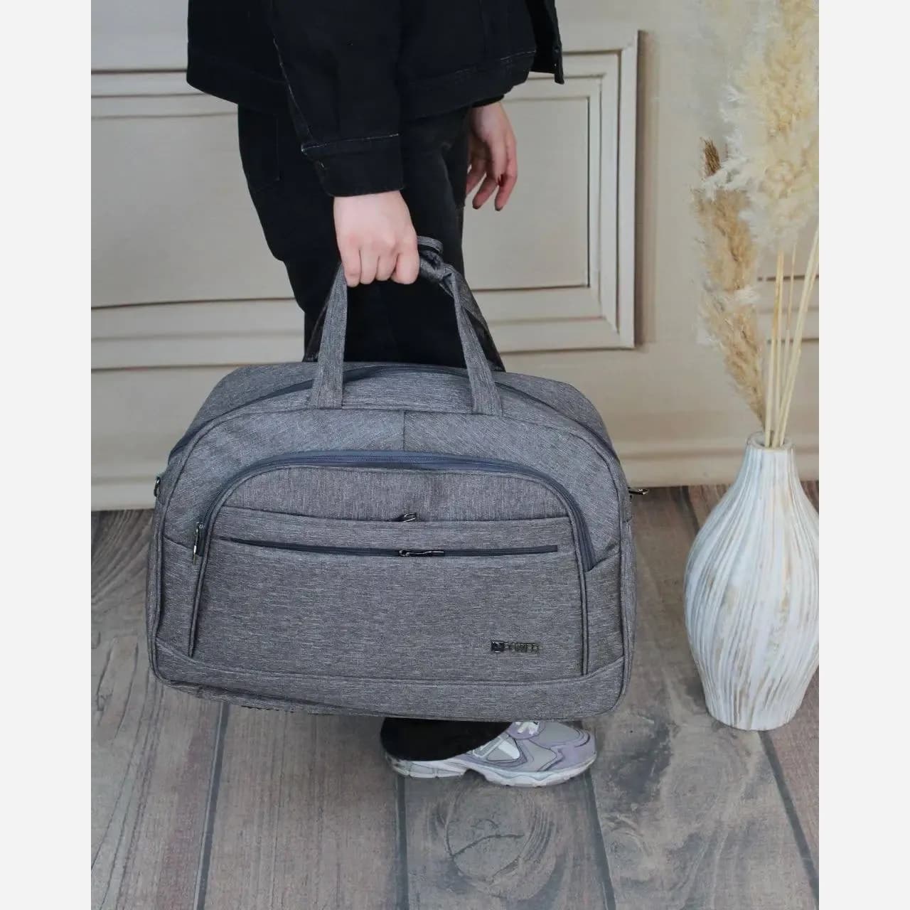 ساک دستی پارچه ای اسپرت و رسمی با بند بلند و سه جیب بیرونی ابعاد 54 در 45 در 8 سانتیمتر — تصویر ۳