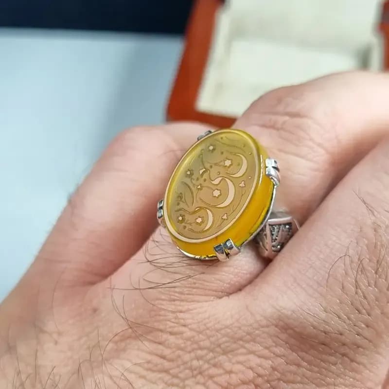 انگشتر مردانه نقره روس با نگین عقیق زرد و حکاکی برجسته ان معی ربی — تصویر ۲