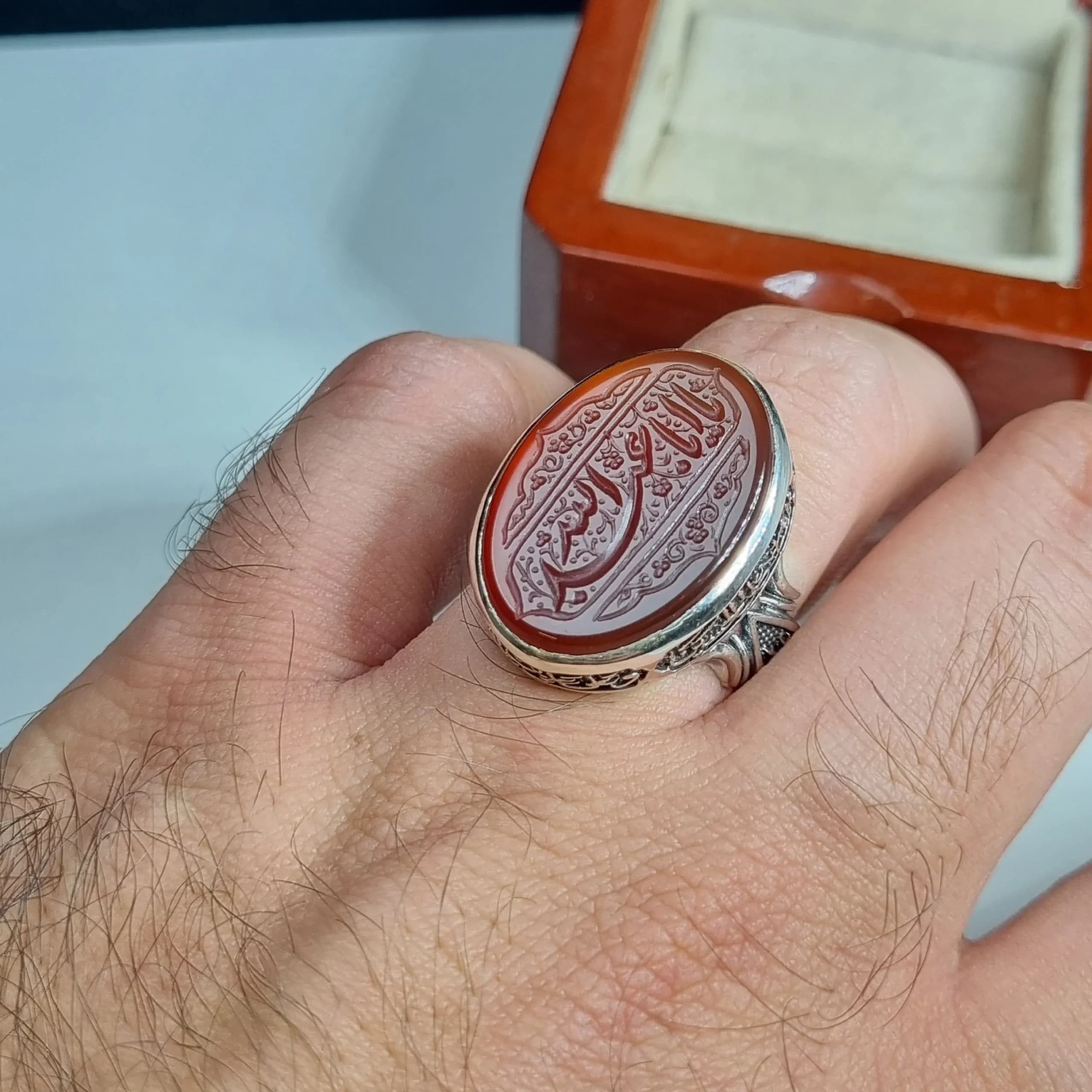 انگشتر نقره مردانه عقیق سرخ با حکاکی یا اباعبدالله ع عیار 925 — تصویر ۱۲
