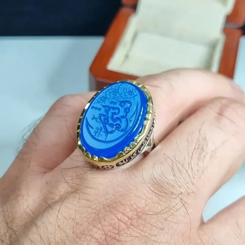 انگشتر نقره مردانه عقیق آبی با حکاکی دست استاد فتح عیار 925 — تصویر ۶