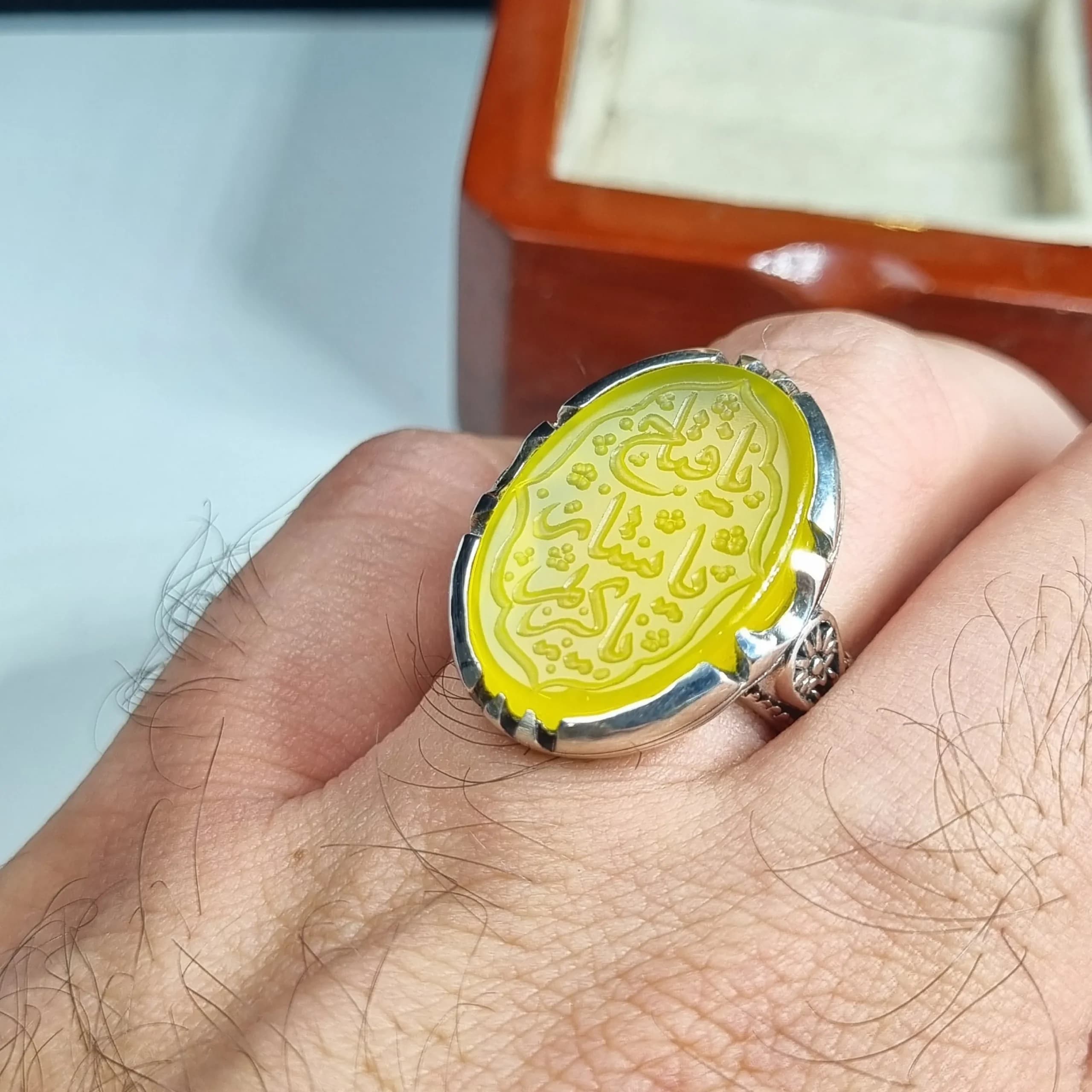 انگشتر نقره مردانه عقیق زرد عیار 925 با حکاکی دست استاد فتح سایز 18 در 25 — تصویر ۹