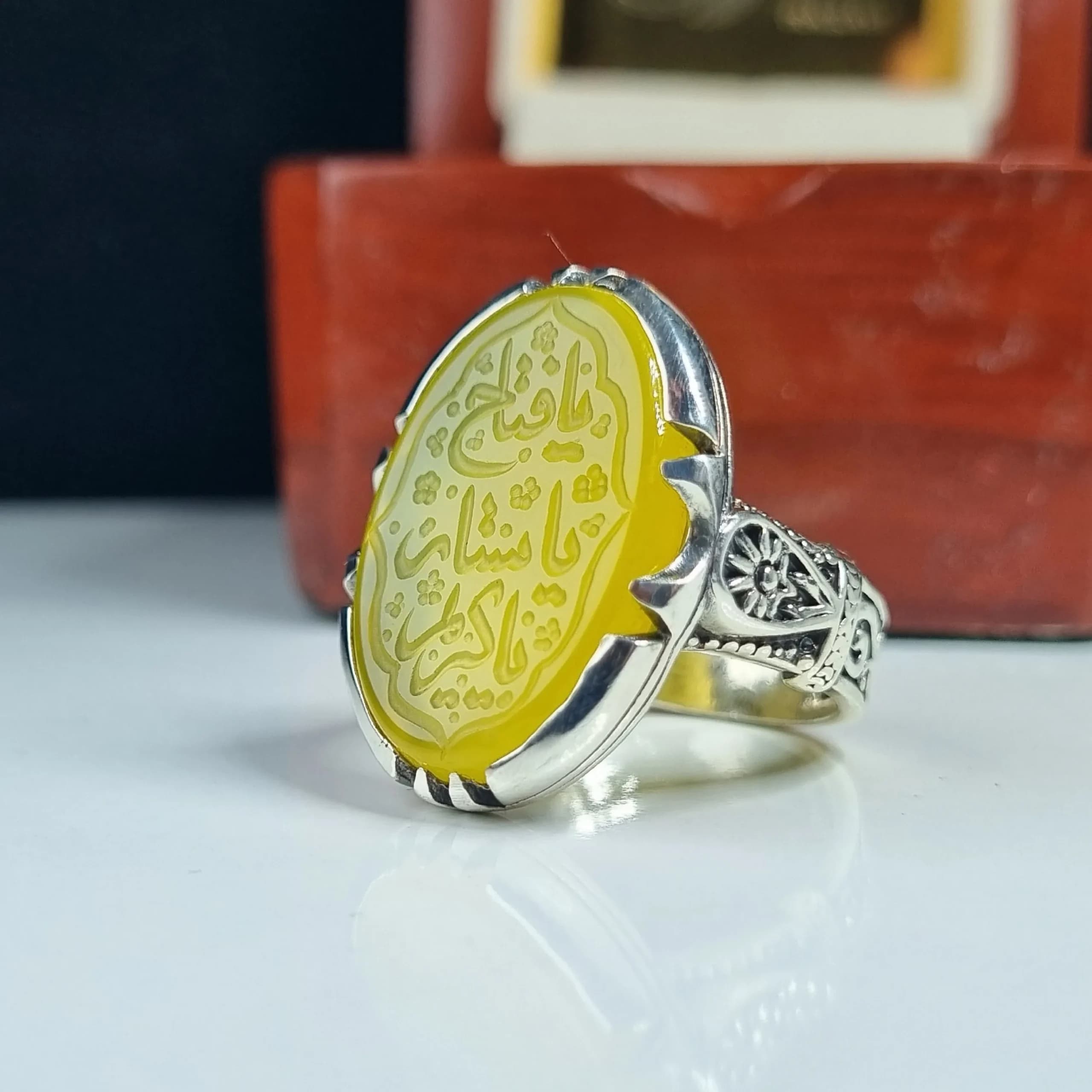 انگشتر نقره مردانه عقیق زرد عیار 925 با حکاکی دست استاد فتح سایز 18 در 25 — تصویر ۷