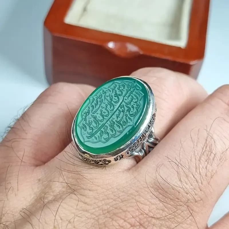انگشتر نقره مردانه عقیق زرد با حکاکی دستی آیه رزق و من یتق الله عیار 925 — تصویر ۵