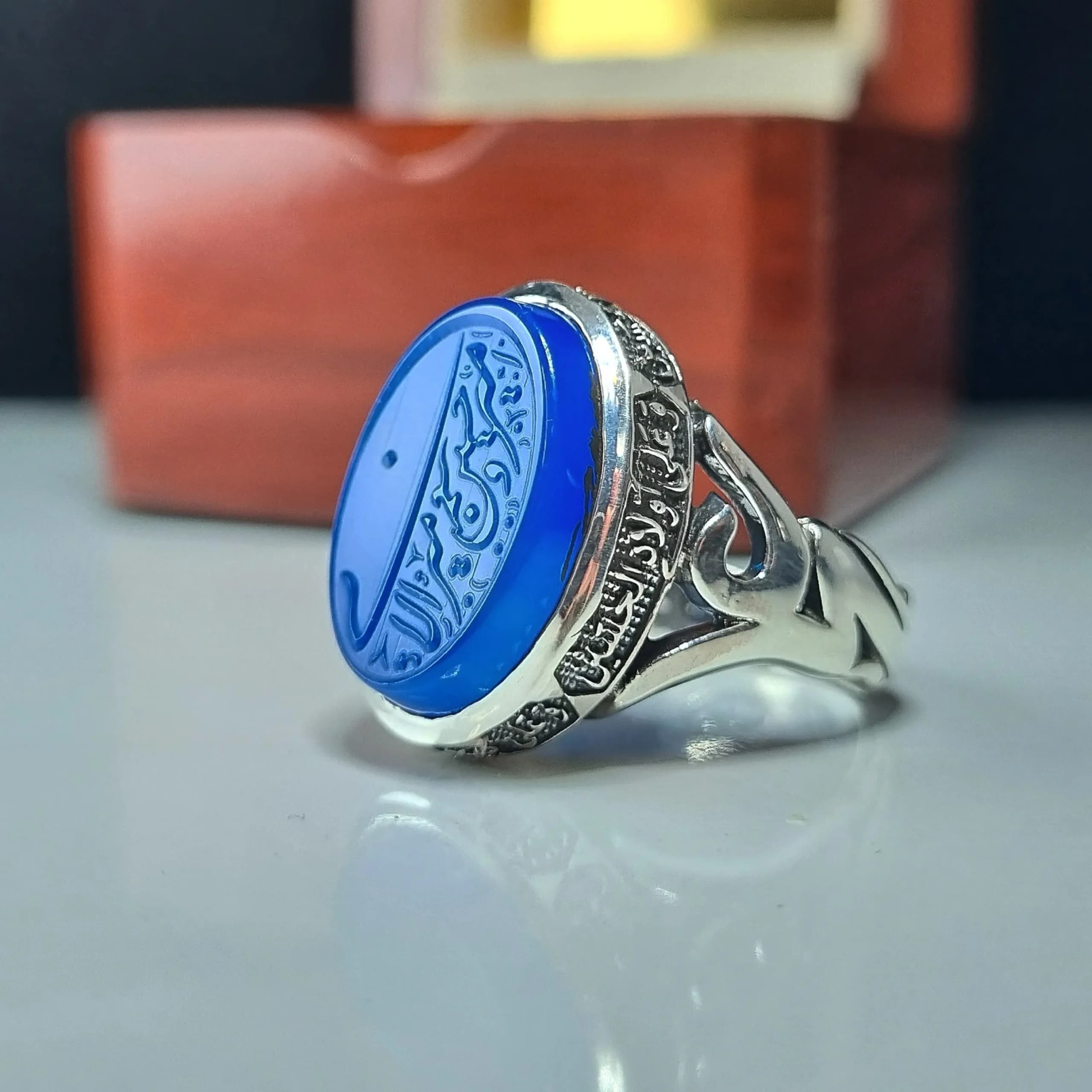انگشتر نقره مردانه عقیق آبی با حکاکی برجسته امیری حسین و نعم الامیر عیار 925 — تصویر ۴